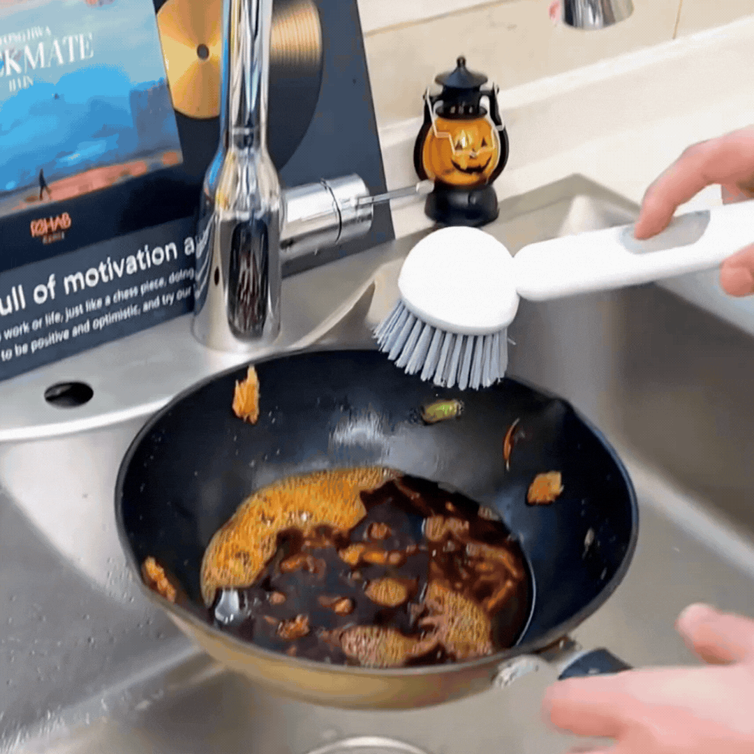 Usuwa resztki jedzenia, nie rysując powierzchni